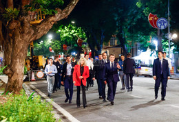 Tổng thống Pháp và vợ đã đi trong thanh kiếm trong đêm và xem Rùa tiêu