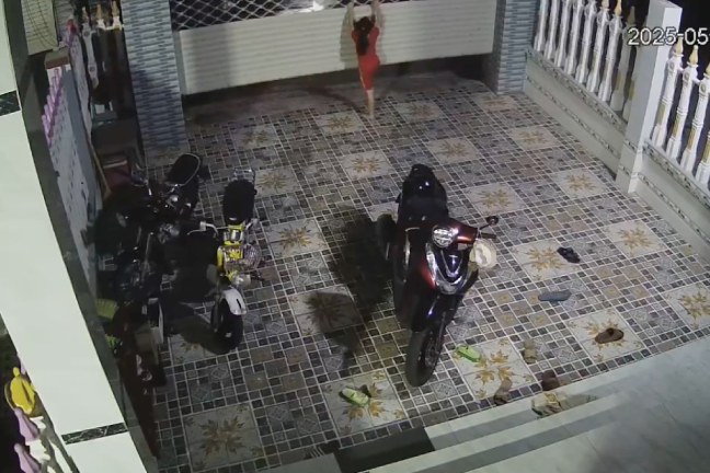 Bé gái 8 tuổi bị cửa cuốn lên cao làm ngừng tim