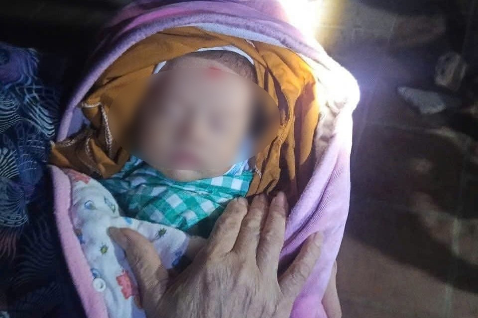 Bé trai 1 tháng tuổi bị bỏ rơi giữa đêm ở gần chợ