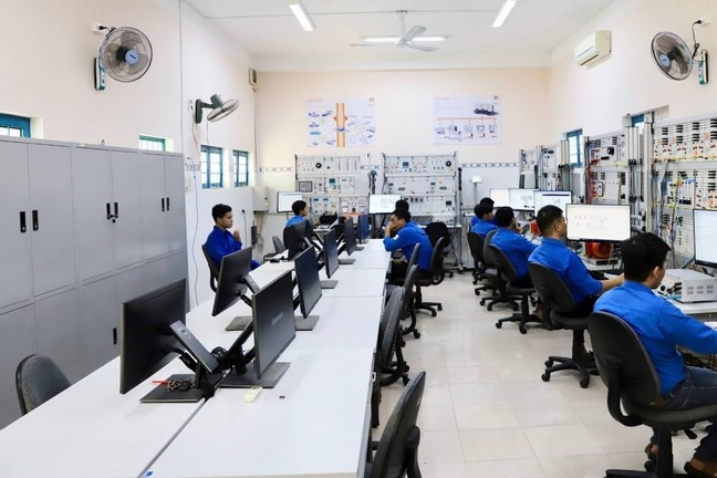 Bình Định: 5 năm, thêm 7.500 nhân sự ngành bán dẫn, AI, an ninh mạng