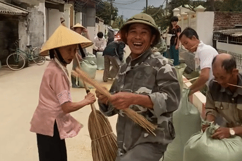 Cả xóm ở Thanh Hóa cùng nhau 'chạy lúa' trước mưa khiến dân mạng ấm lòng