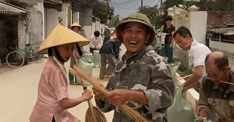 Cả xóm ở Thanh Hóa cùng nhau 'chạy lúa' trước mưa khiến dân mạng ấm lòng