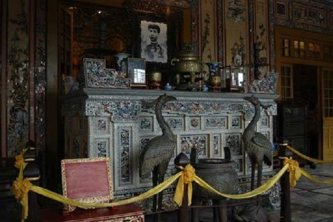 Các vụ trộm, xâm hại lăng mộ vua chúa và hoàng thân