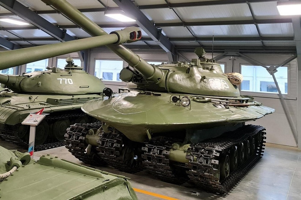 Cận cảnh xe tăng trang bị 4 dãy bánh xích kỳ lạ của Liên Xô