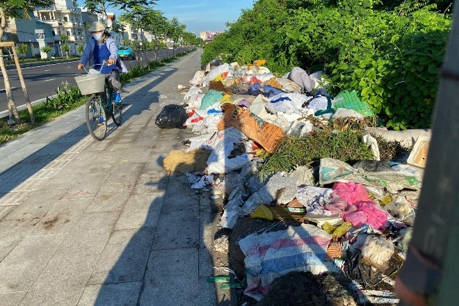 Cảnh 'xấu xí' trên đường 4.800 tỷ đồng nối ga T3 Tân Sơn Nhất