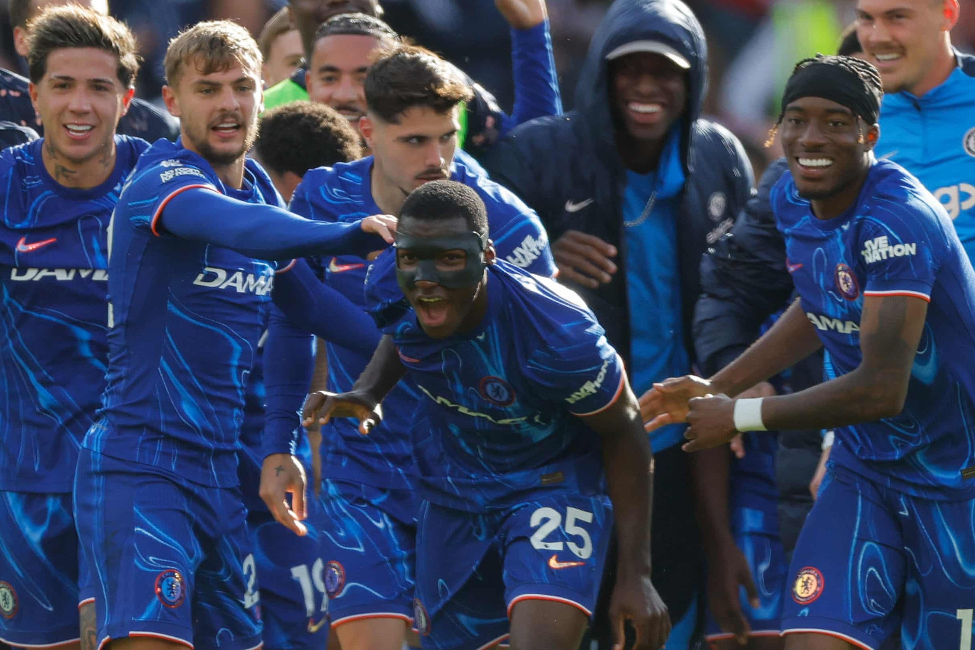 Chelsea giành vé Cúp C1: Đến lúc chinh phục Conference League