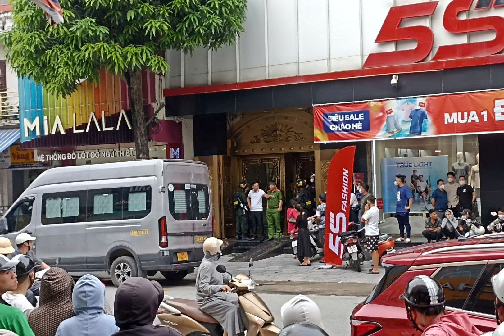 Công an đồng loạt khám xét 3 ngôi nhà liên quan đại ca giang hồ ở Thanh Hóa