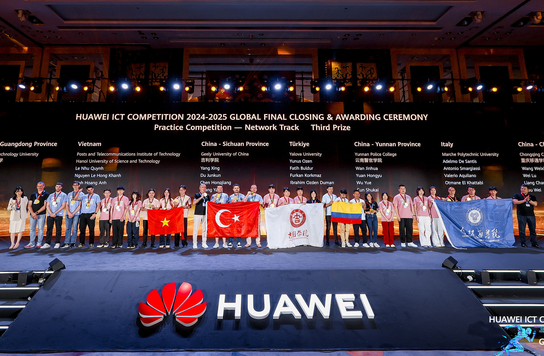 Đội Việt Nam nhận giải Ba nội dung Network track.JPG