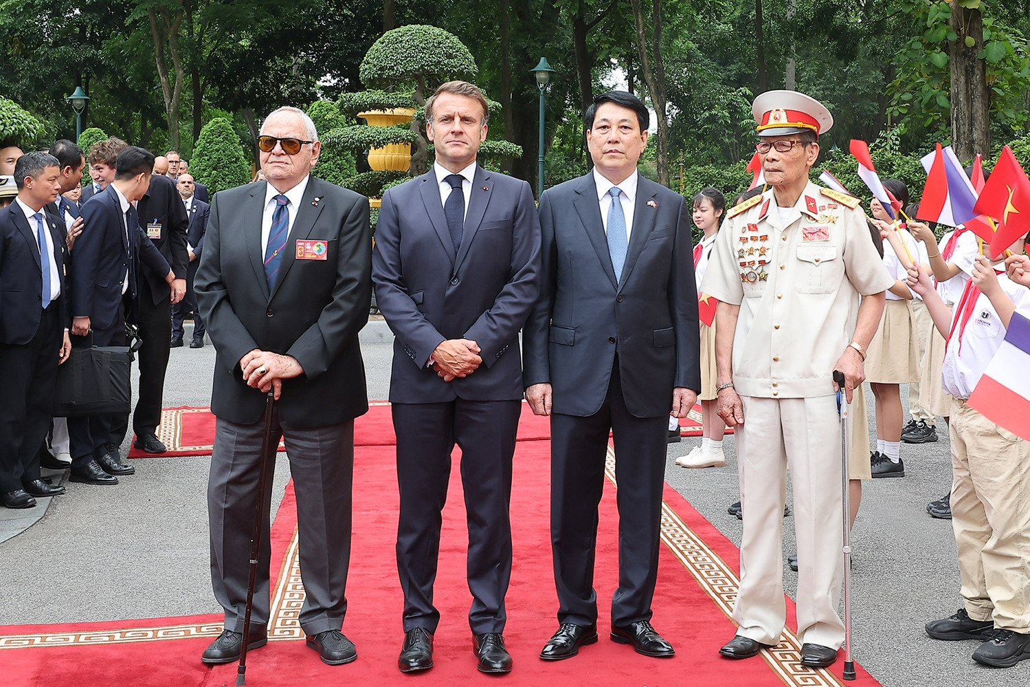 Hai cựu binh Việt - Pháp đặc biệt trong lễ đón Tổng thống Macron ở Phủ Chủ tịch