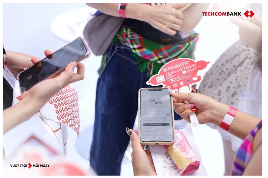 Hơn 100 nghìn khách hàng đã nhận iPhone, Airpods, vé ‘Anh trai’ từ Techcombank