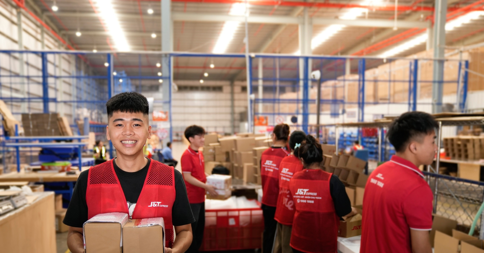 Samsung Việt Nam Chọn J&T Express Làm Đối Tác Vận Chuyển Toàn Quốc: Nâng Tầm Trải Nghiệm Khách Hàng