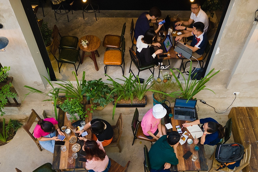 Khách gọi một ly cafe rồi 'cắm rễ' cả ngày, chủ quán có nên bịt ổ điện?