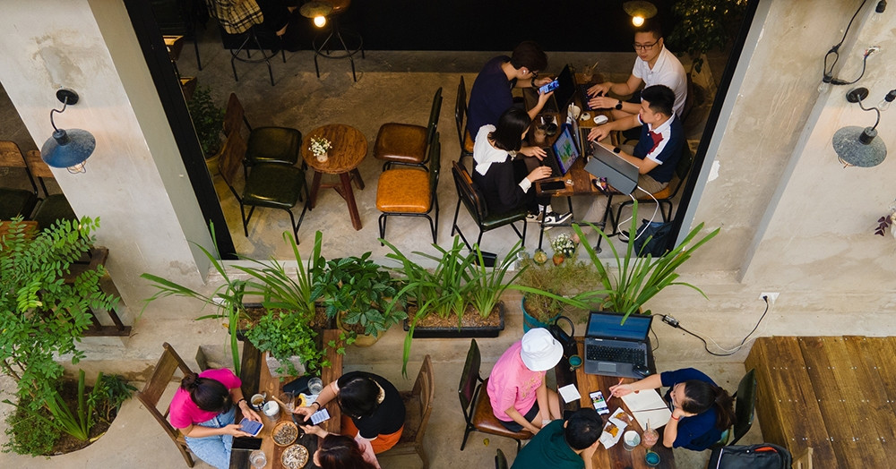 Khách gọi một ly cafe rồi "cắm rễ" cả ngày, chủ quán có nên bịt ổ điện?