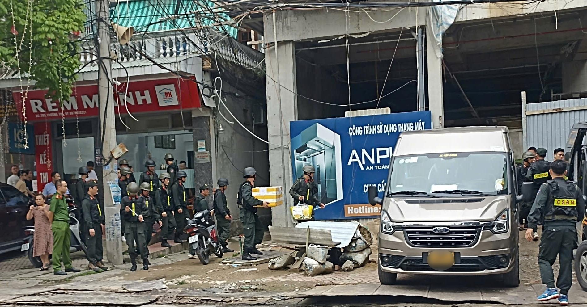 Khám xét 3 ngôi nhà của đại ca giang hồ ở Thanh Hóa: Nhiều thùng tài liệu được đưa ra