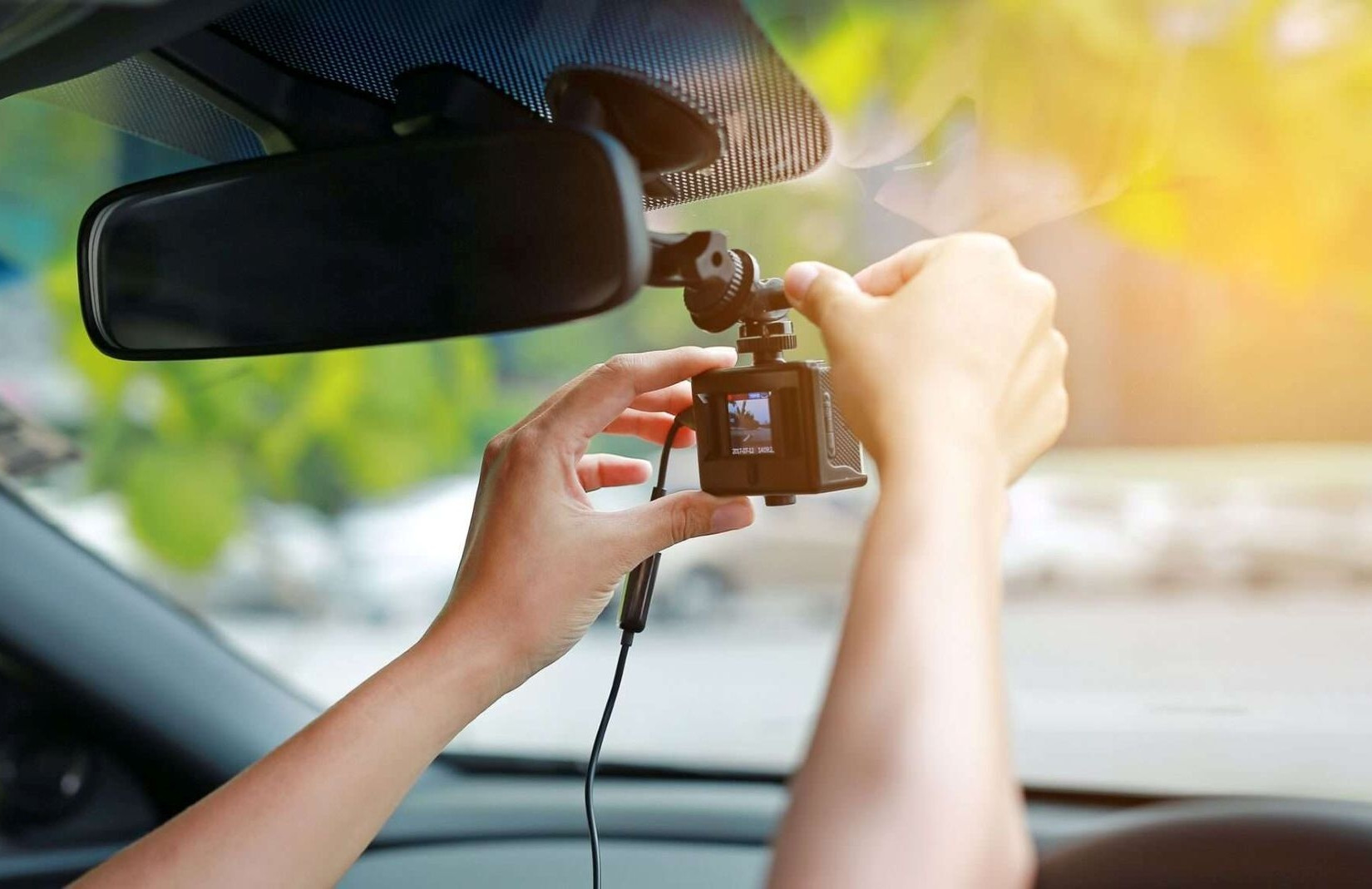 Lắp camera hành trình trên ô tô, chọn loại nào tốt mà giá hợp lý?