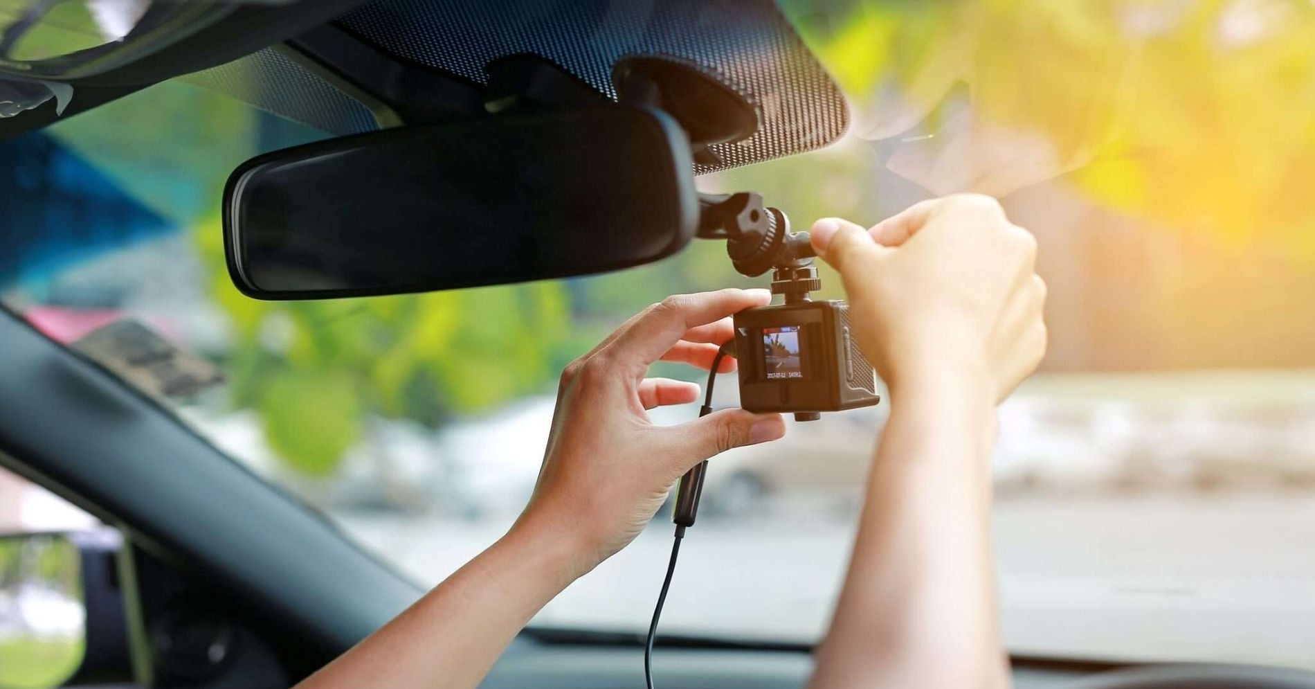 Lắp camera hành trình trên ô tô, chọn loại nào tốt mà giá hợp lý?