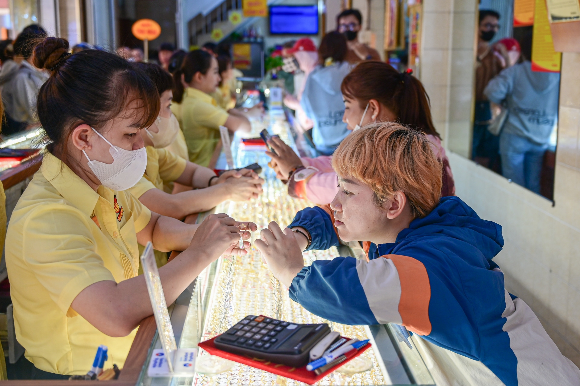 Lập sàn giao dịch, người dân được mua bán vàng vật chất hay cả vàng tín chỉ và vàng tài khoản?