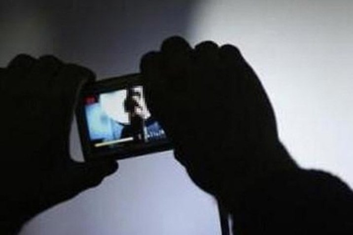 Livestream trên MXH, cô gái Hà Nội bị quay lén hình 'nhạy cảm' rồi tống tiền