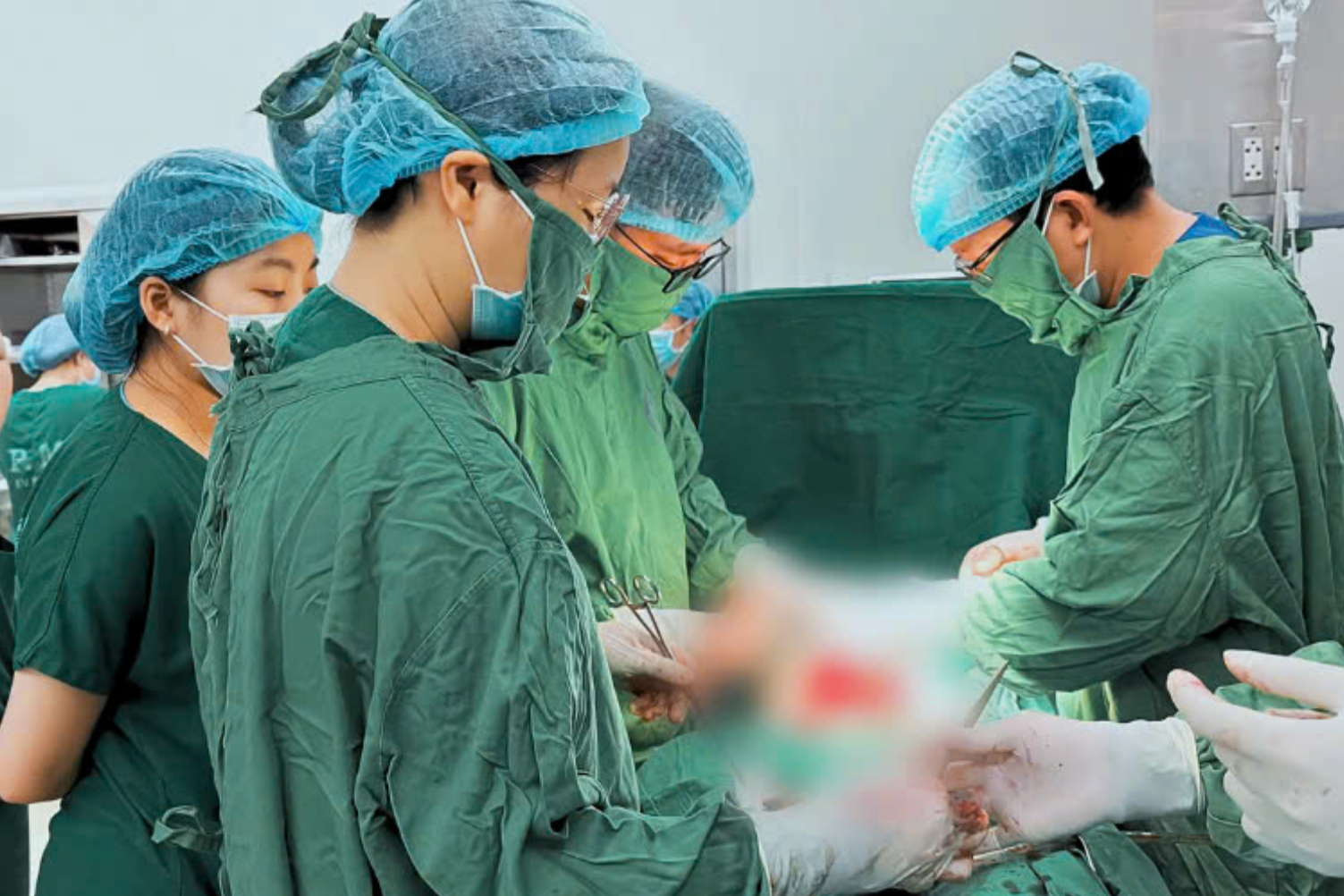 Mổ cấp cứu sản phụ 22 tuổi huyết áp tăng vọt, '9 phần tử vong'