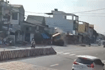 Người phụ nữ đứng trong nhà vẫn gặp họa, bị xe tải tông tử vong