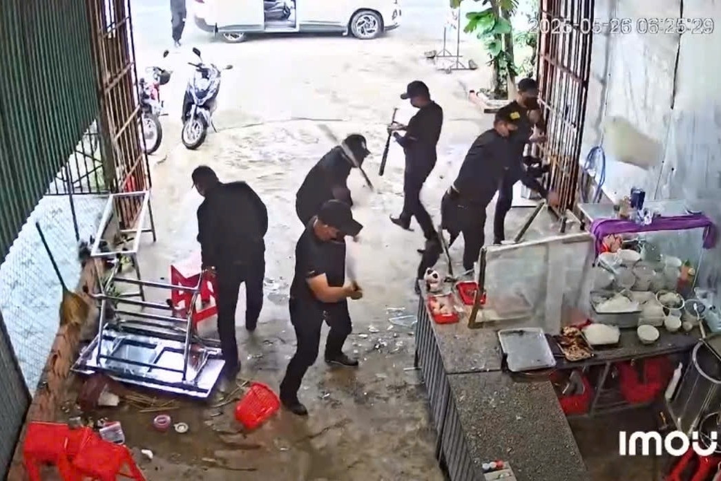 Nhóm côn đồ áo đen đập phá quán phở ở Đắk Lắk liên quan đến nợ nần