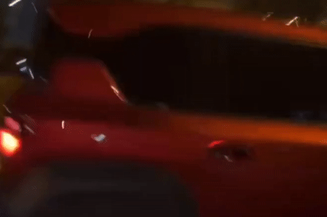 Ô tô ngang nhiên chạy ngược chiều trên đường song hành xa lộ Hà Nội