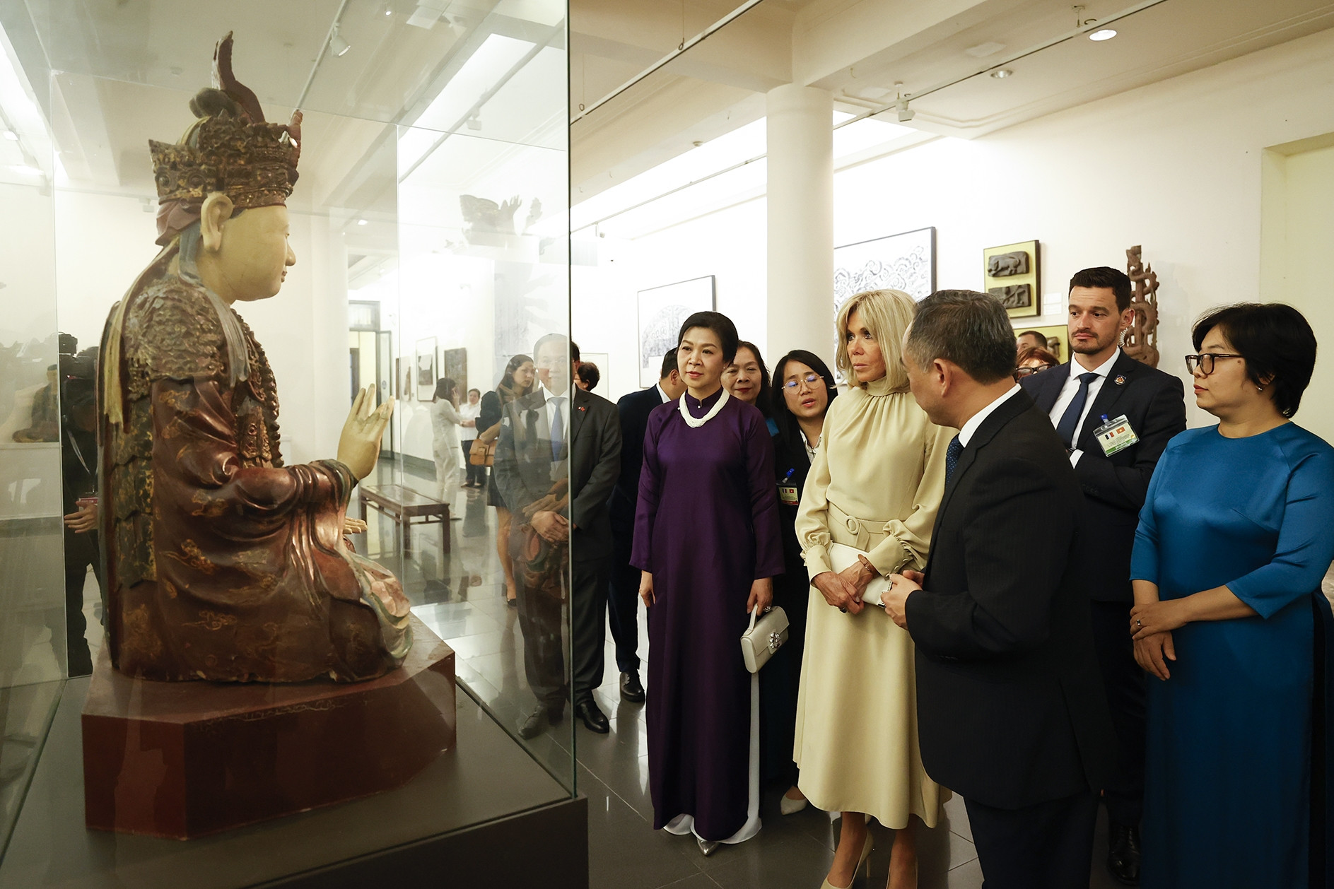 Phu nhân Ngô Phương Ly và Phu nhân Tổng thống Pháp xem tượng Phật, tranh Em Thúy