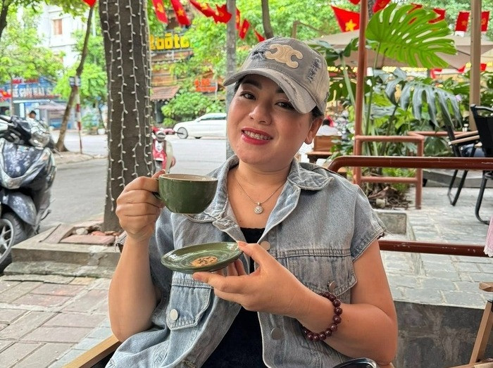 Ca sĩ Anh Thơ 'rất ngầu' ngồi cà phê, diễn viên Hương Giang thông báo kết hôn