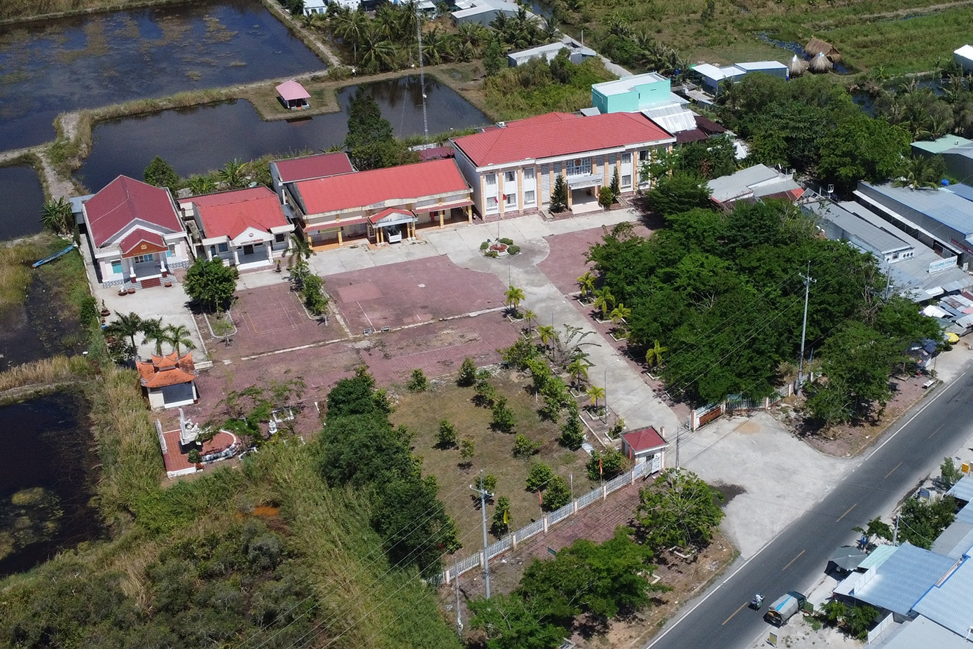 Thường trực Đảng ủy xã bị phê bình vì đi học tập kinh nghiệm trong ngày làm việc