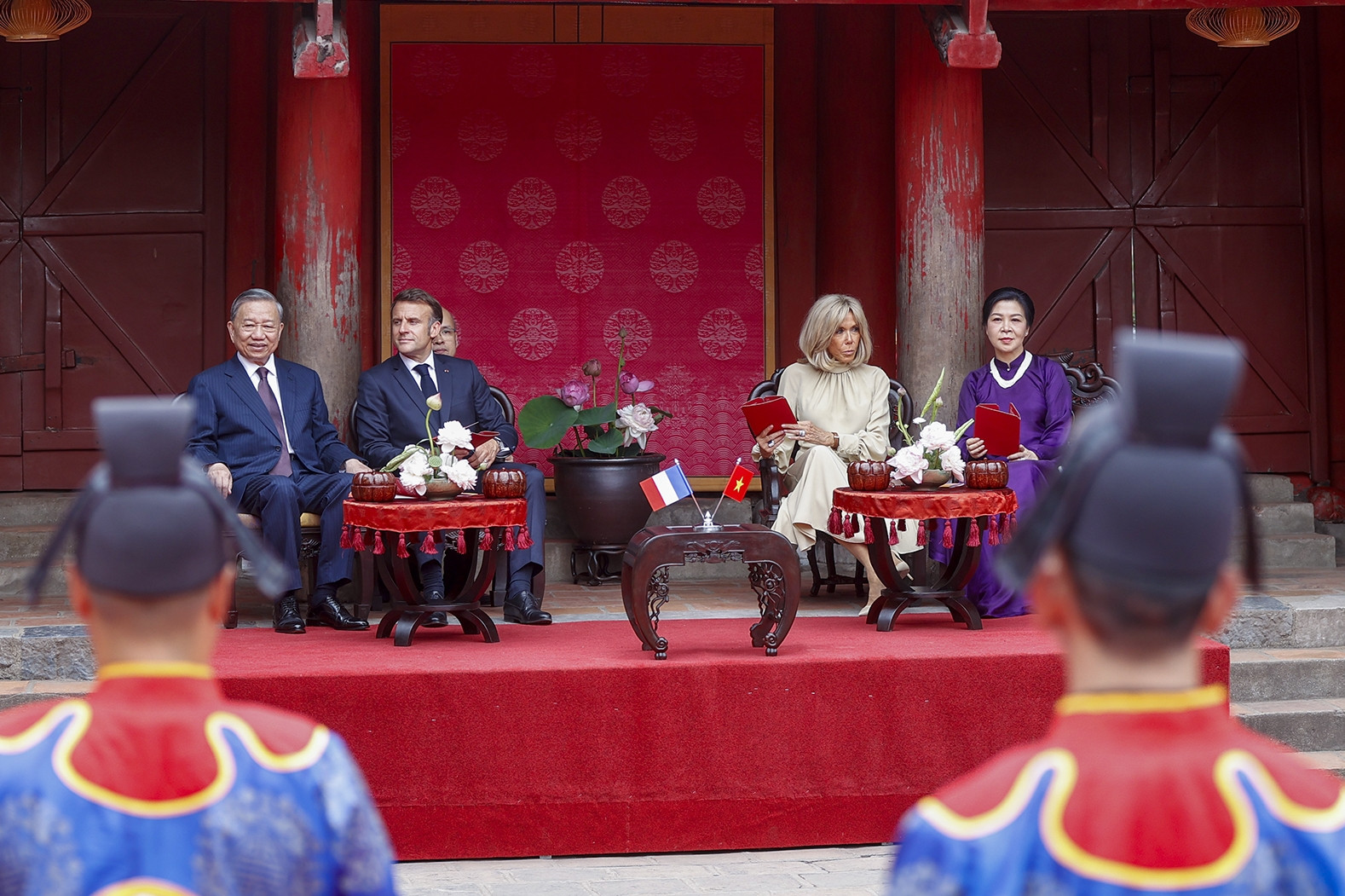 Tổng Bí thư và Phu nhân xem Nhã nhạc cung đình Huế cùng Tổng thống Pháp và Phu nhân