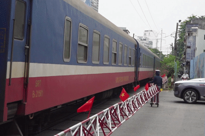 TPHCM: Người dân sống cạnh đường sắt thấp thỏm vì giao thông hỗn loạn