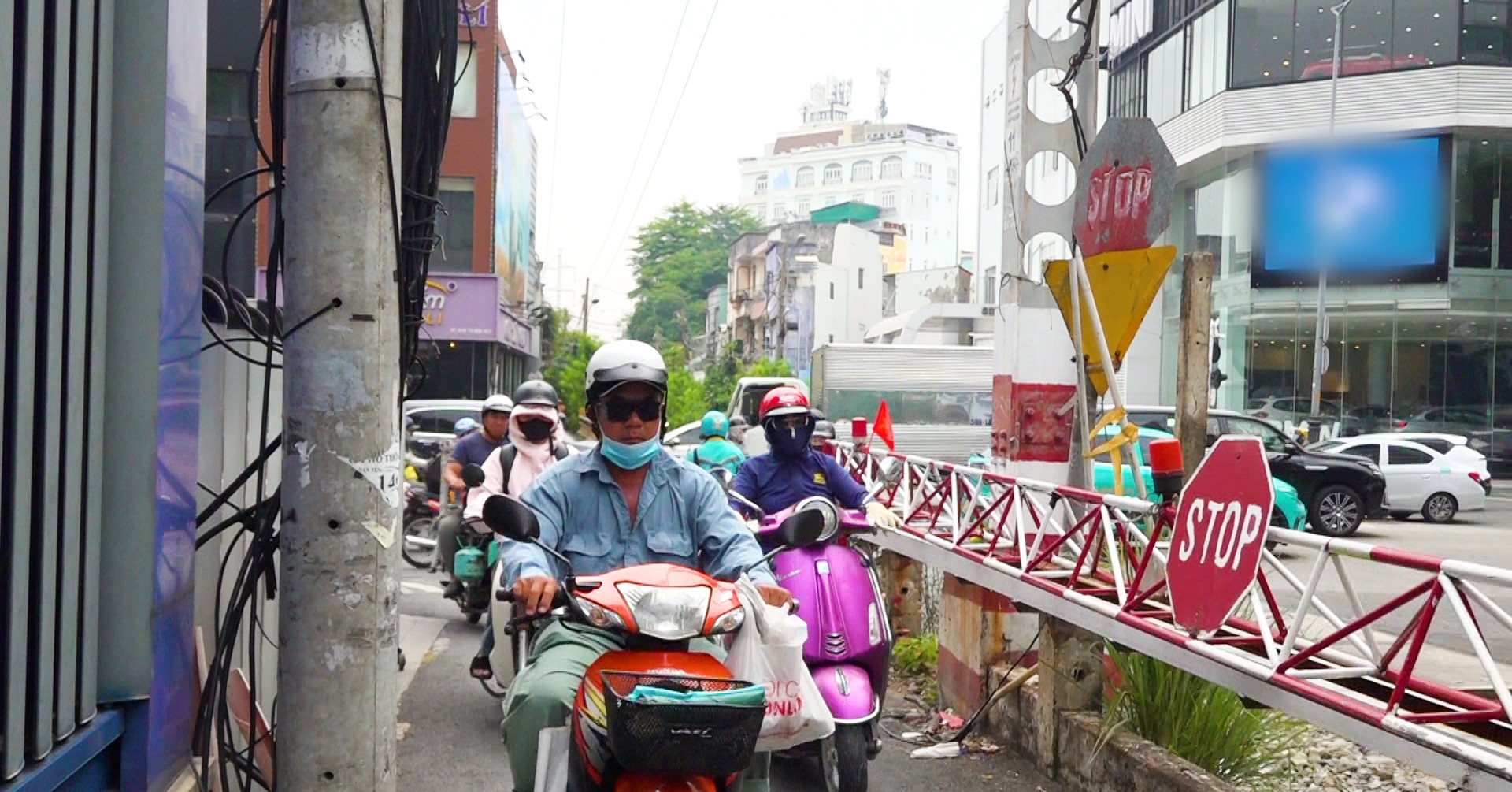 TPHCM: Người dân cạnh tuyến đường sắt sống thấp thỏm vì giao thông hỗn loạn