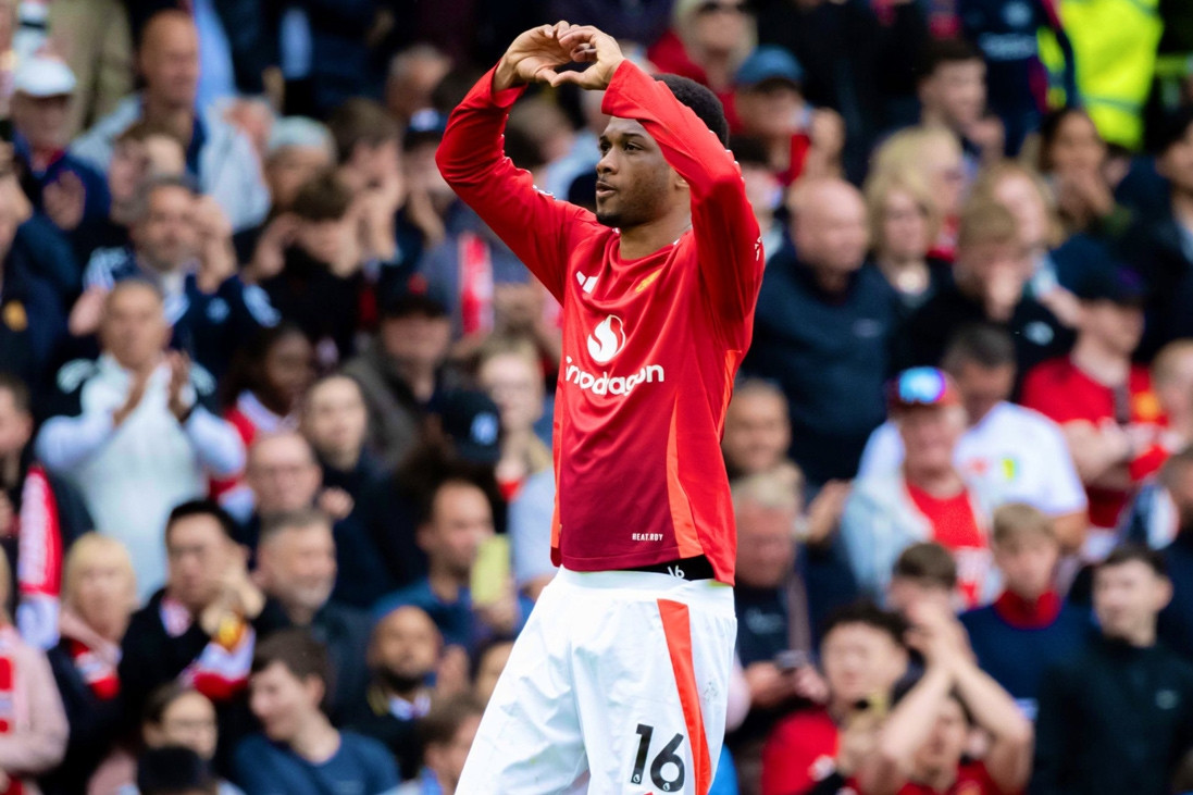 MU đánh bại Aston Villa nhờ chơi hơn người