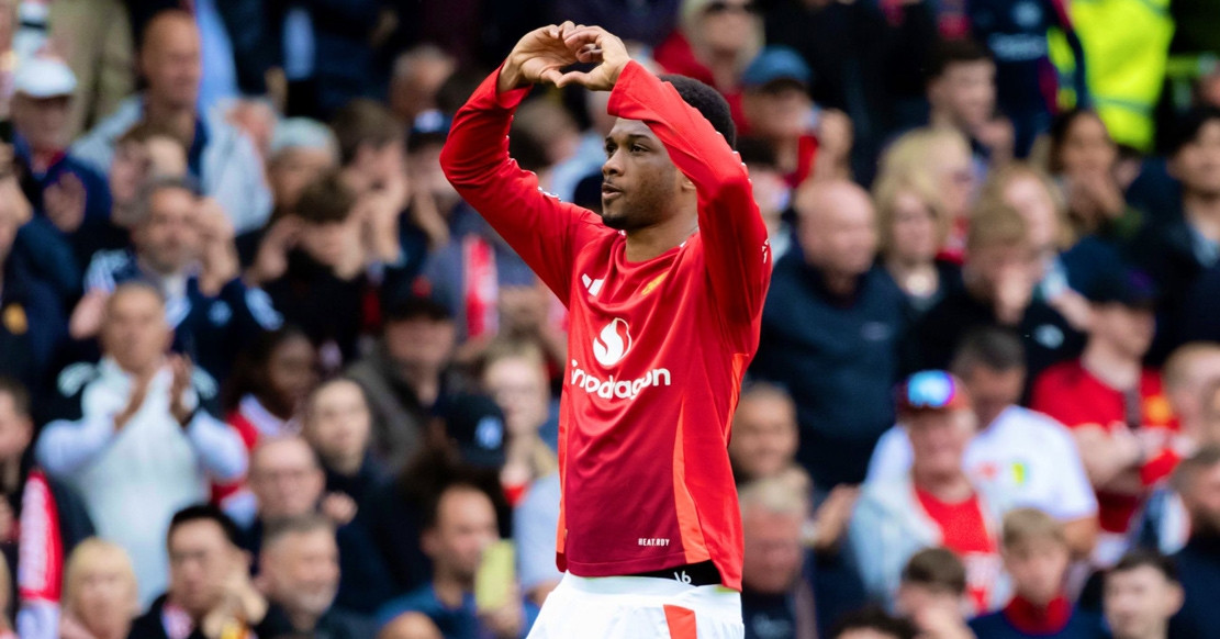 MU đánh bại Aston Villa nhờ chơi hơn người