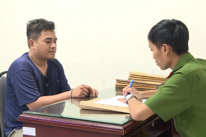 Bắt khẩn cấp tài xế kéo cảnh sát giao thông chới với sau yên xe máy