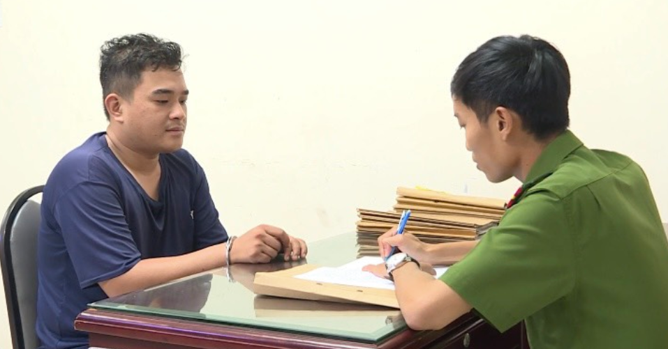 Bắt khẩn cấp tài xế kéo cảnh sát giao thông chới với sau yên xe máy