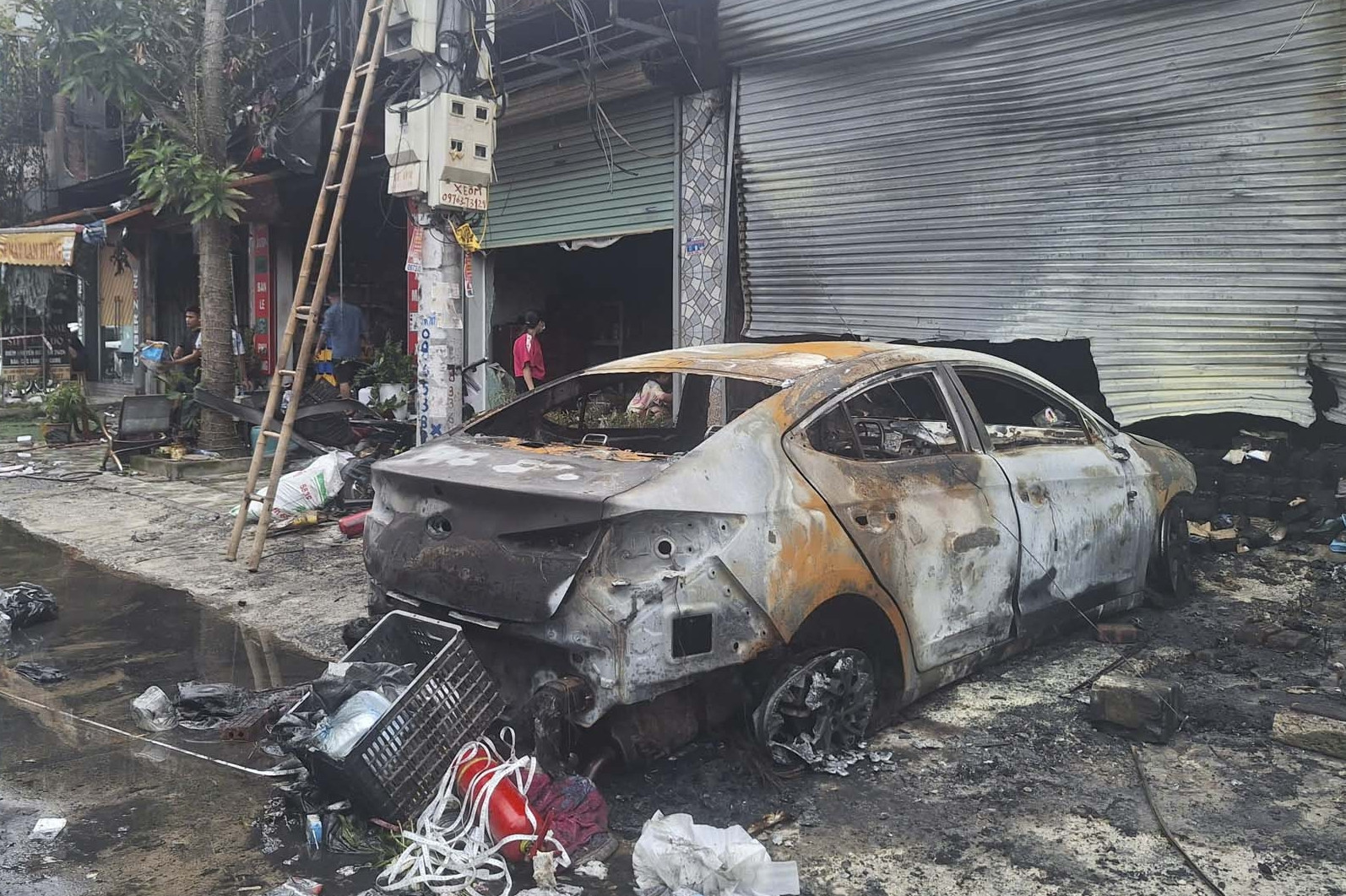 Vụ ô tô bốc cháy khiến 4 nhà bị thiêu rụi: Công an truy tìm người phóng hoả