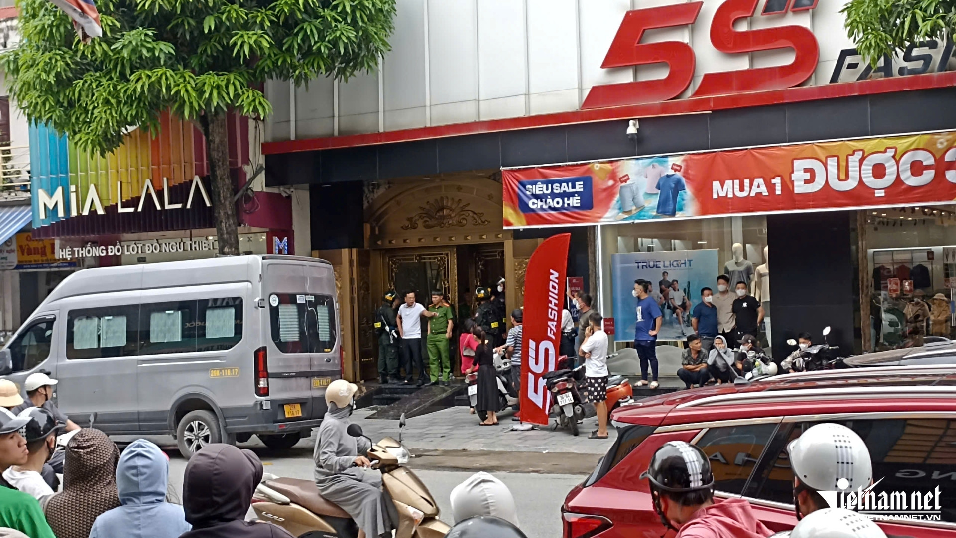 W-a1Cảnh sát khám xét đồng.jpg