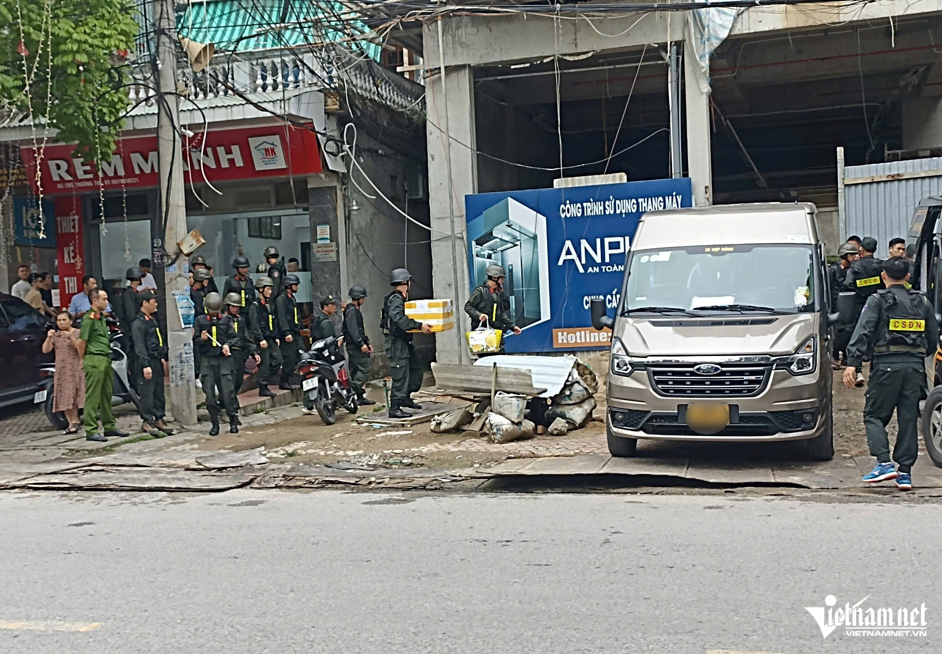 W-B1Khám xét 3 ngôi nhà liên quan đến đại ca giang hồ.jpg