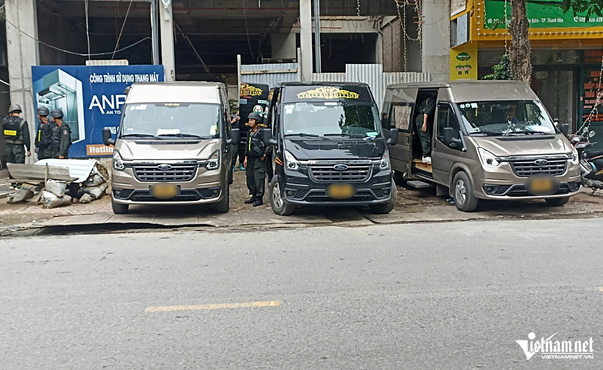W-B2Khám xét 3 ngôi nhà liên quan đến đại ca giang hồ.jpg