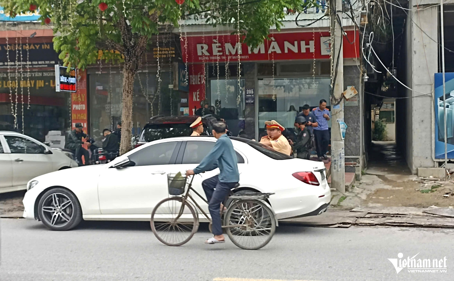 W-B3Khám xét 3 ngôi nhà liên quan đến đại ca giang hồ.jpg