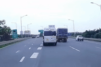 Xe 16 chỗ đi ẩu suýt va phải xe đạp điện trong một tình huống gây tranh cãi