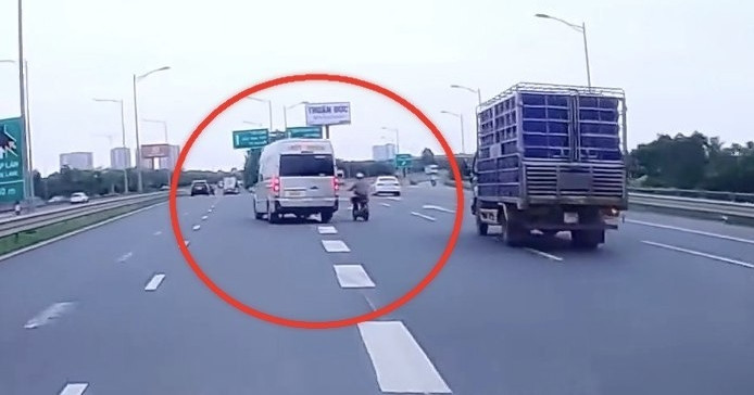 Xe 16 chỗ đi ẩu suýt va phải xe đạp điện trong một tình huống gây tranh cãi