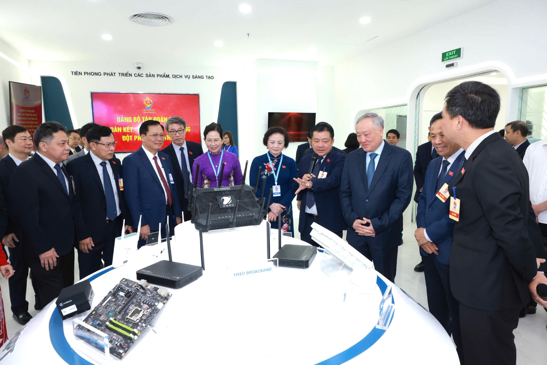 26.5 Phó Thủ tướng Thường trực Nguyễn Hòa Bình và các đại biểu tham quan khu trưng bày sản phẩm dịch vụ (1).jpg