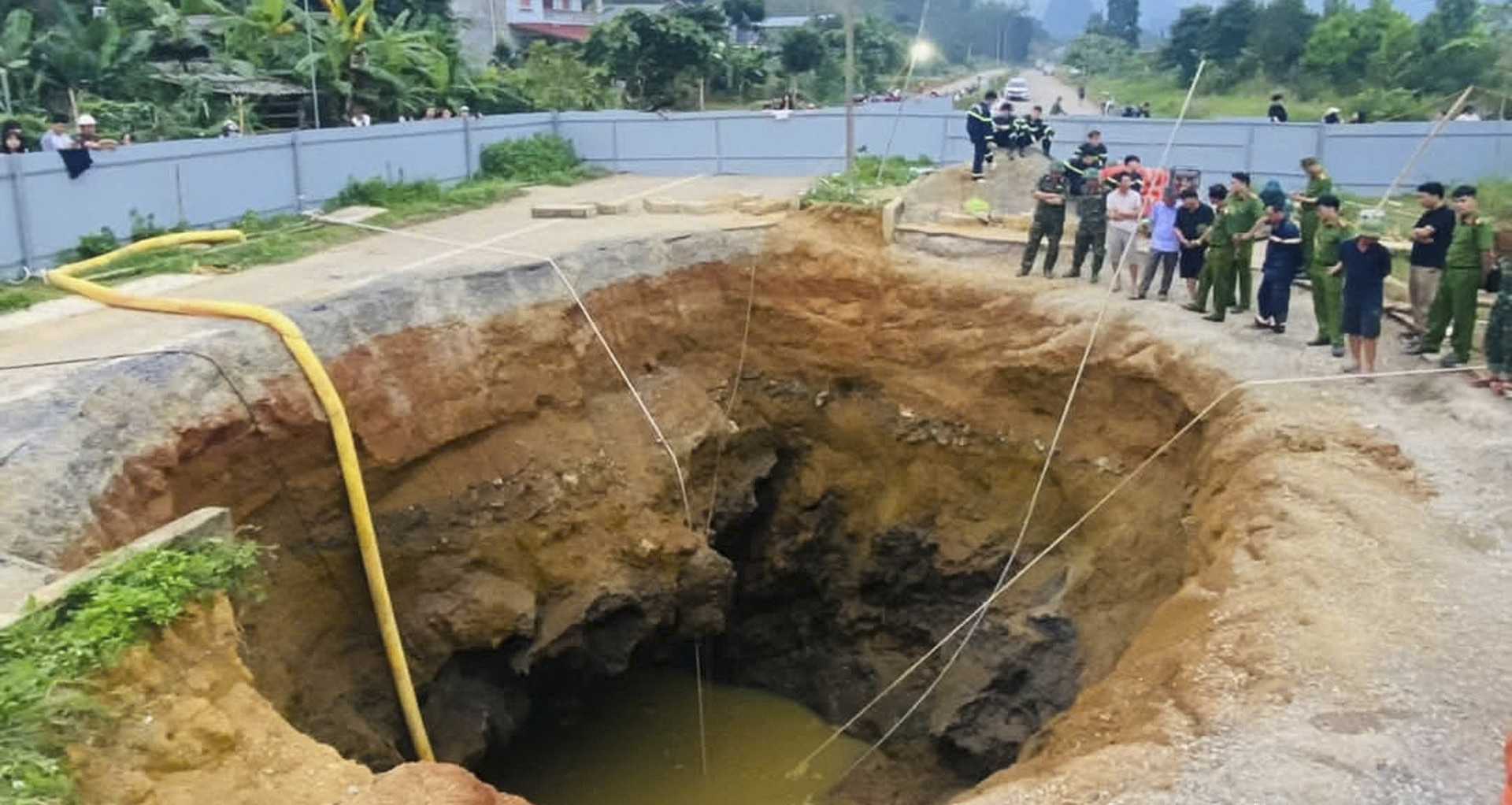Camera nhà dân ghi lại hình ảnh người đi xe máy...