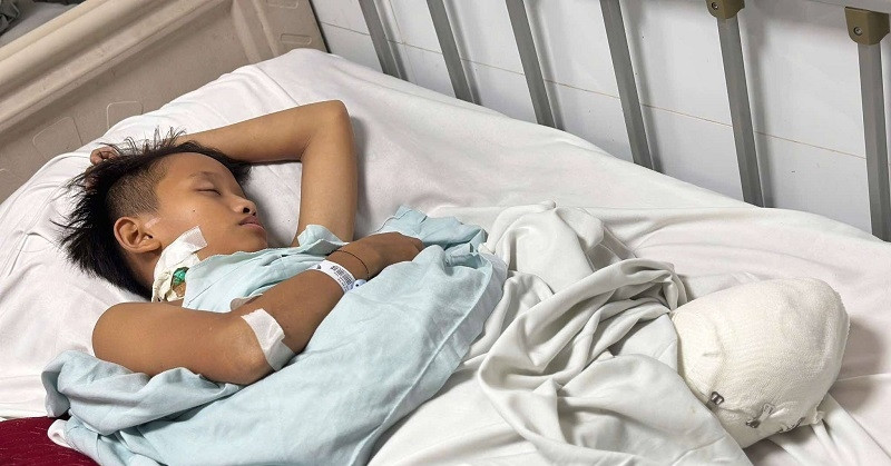 Câu hỏi xé lòng từ cậu bé sau vụ tai nạn: “Mẹ ơi, chân con đâu rồi?”
