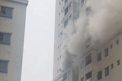 Cháy tầng 6 chung cư HH2A Linh Đàm, khói đen cuồn cuộn từ ban công