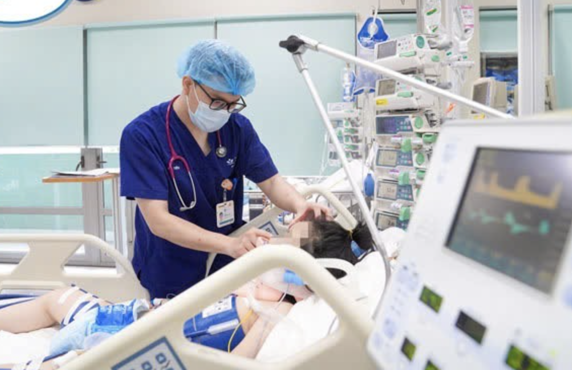 Cửa cuốn kẹp cổ khiến bé gái ngừng tuần hoàn, nguy kịch