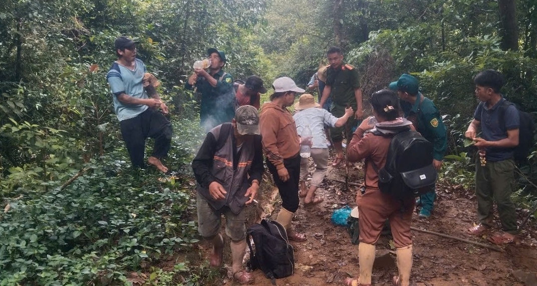 Đi rừng tìm mật ong, tá hỏa phát hiện hài cốt người trong lán trại
