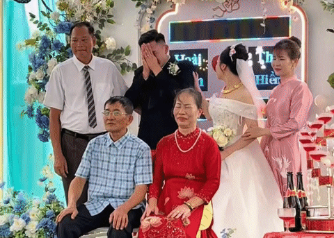 Chú rể Tuyên Quang ôm mặt khóc nức nở trong đám cưới, cô dâu liên tục vỗ về